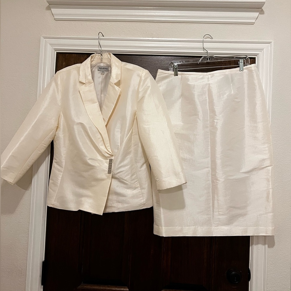 Nicole Off White Women’s Suit with Subtle Sheen Size 14 - Picture 3 of 12